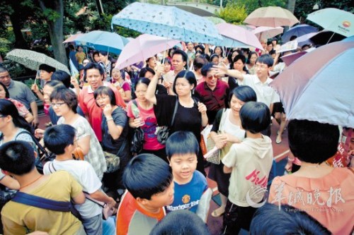 去年6月,广州4万小学生参加小升初 “大小联盟”民校联合考试 记者 陈文笔 摄 (资料图片) 去年6月,广州4万小学生参加小升初 “大小联盟”民校联合考试 记者 陈文笔 摄 (资料图片)