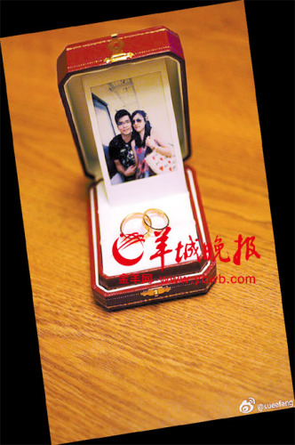 淑仪将两人合照放在对戒盒中,向冯生求婚微博图片。图片来源:羊城晚报 淑仪将两人合照放在对戒盒中,向冯生求婚微博图片。图片来源:羊城晚报