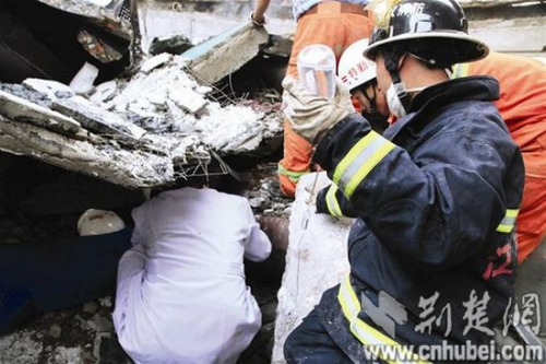女医生吴春平在废墟中抢救伤员 通讯员龙庆摄 女医生吴春平在废墟中抢救伤员 通讯员龙庆摄