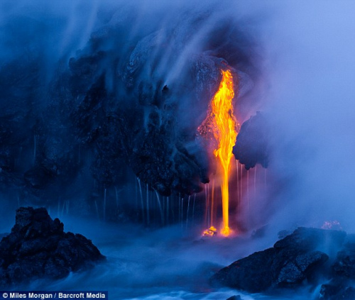 火山岩浆直流而下,场面十分壮观。 火山岩浆直流而下,场面十分壮观。