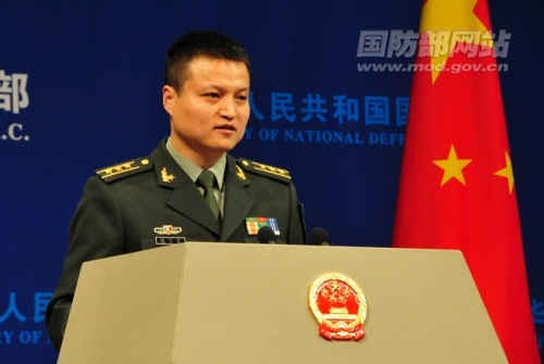 国防部新闻事务局副局长、国防部新闻发言人杨宇军上校答记者问。图片来源:国防部网站 高鹏摄 国防部新闻事务局副局长、国防部新闻发言人杨宇军上校答记者问。图片来源:国防部网站 高鹏摄