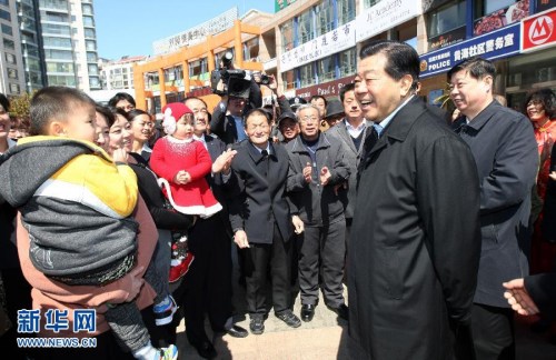 3月23日至28日,中共中央政治局常委、全国政协主席贾庆林在山东调研。这是3月25日,贾庆林在烟台黄海社区调研时与居民亲切交谈。新华社记者 姚大伟 摄 3月23日至28日,中共中央政治局常委、全国政协主席贾庆林在山东调研。这是3月25日,贾庆林在烟台黄海社区调研时与居民亲切交谈。新华社记者 姚大伟 摄