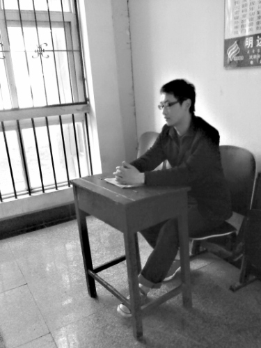 前日,一男生上课时间在宿舍楼值勤。万建辉 摄 前日,一男生上课时间在宿舍楼值勤。万建辉 摄