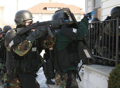 美国反恐特警队(swat)成员在执行任务.(资料图片)