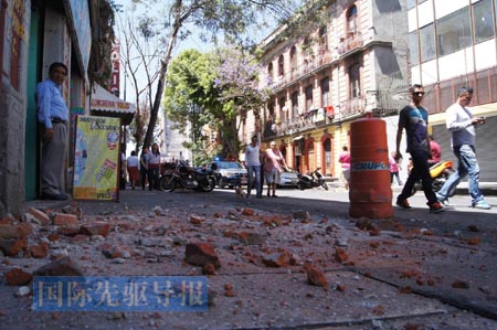 墨西哥城的大部分建筑经受住了这场里氏7.4级地震的考验。新华/法新 墨西哥城的大部分建筑经受住了这场里氏7.4级地震的考验。新华/法新