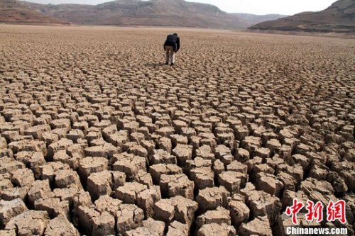 3月22日,云南省石林县新坝水库干涸见底的旱情令人触目惊心,中国