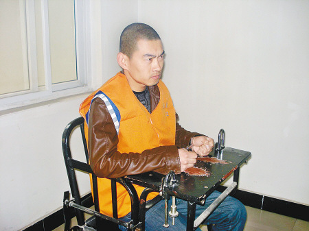 面对媒体,孙某始终抬着头。记者李卓洋 实习生赵洁摄 面对媒体,孙某始终抬着头。记者李卓洋 实习生赵洁摄