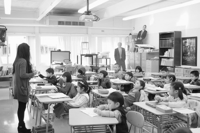图为纽约首府中文学校幼儿班的小学生在周末班学习中文。张万明摄 图为纽约首府中文学校幼儿班的小学生在周末班学习中文。张万明摄
