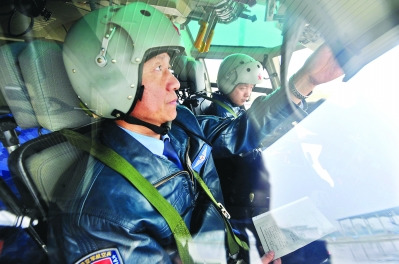 身为大队长,牟春江仍常常带领新飞行员训练.记者 李永刚 摄