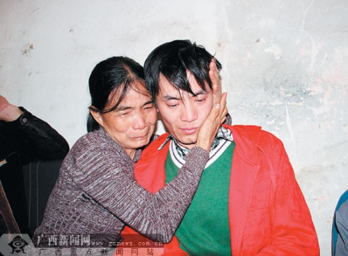 图为李志伟与生母喜极而泣相拥在一起。 记者 陈强 摄 图为李志伟与生母喜极而泣相拥在一起。 记者 陈强 摄