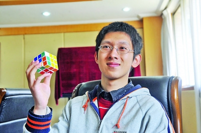 刘天宇平时喜欢玩魔方。学校供图 刘天宇平时喜欢玩魔方。学校供图