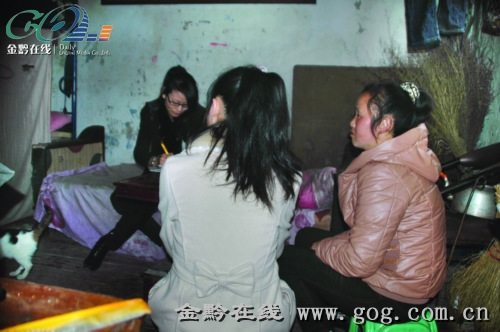 小丽和妈妈在家中接受记者采访。 小丽和妈妈在家中接受记者采访。