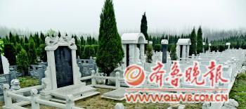 这是一处家族式墓地,占地12平米,售价12万元以上。见习记者 何泉峰 摄 这是一处家族式墓地,占地12平米,售价12万元以上。见习记者 何泉峰 摄