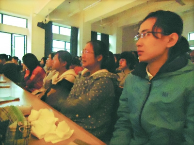学子们观看视频时悲伤不已。党波涛 摄 学子们观看视频时悲伤不已。党波涛 摄