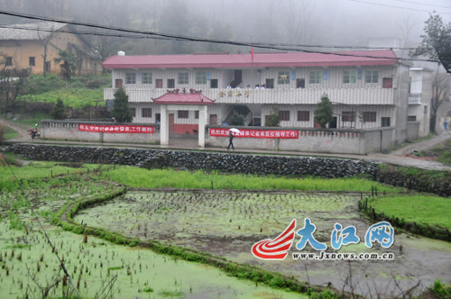 金菊小学位于宜春市袁州区慈化镇的一座高山上 金菊小学位于宜春市袁州区慈化镇的一座高山上