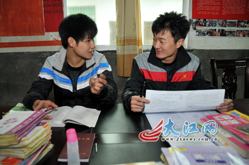 曾祥志和朱文君的办公桌紧挨在一起,两人时常讨论教学问题。 曾祥志和朱文君的办公桌紧挨在一起,两人时常讨论教学问题。