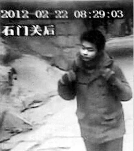 死者父亲提供的华山监控截图 死者父亲提供的华山监控截图