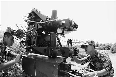 官兵正在进行新装备操作训练。 蒋振鹏摄 官兵正在进行新装备操作训练。 蒋振鹏摄