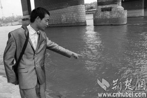朱幼全讲述救人经过 (记者饶纯武 摄) 朱幼全讲述救人经过 (记者饶纯武 摄)