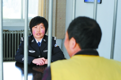 张雅君对逃犯进行询问。 记者 郁婕 张雅君对逃犯进行询问。 记者 郁婕