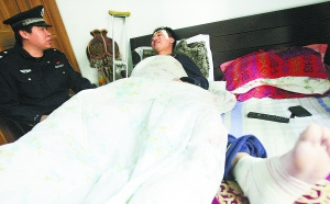 昨日,邸伟正躺在家中休息,“当天下午4点左右开始发烧,可能是突然下水被凉水激的。” 张玉军 摄 昨日,邸伟正躺在家中休息,“当天下午4点左右开始发烧,可能是突然下水被凉水激的。” 张玉军 摄