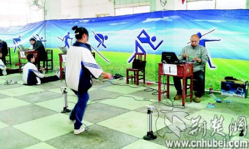 体育中考 (记者刘辉摄) 体育中考 (记者刘辉摄)