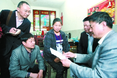 司法局工作人员为张春花读黄昌的信件。 司法局工作人员为张春花读黄昌的信件。