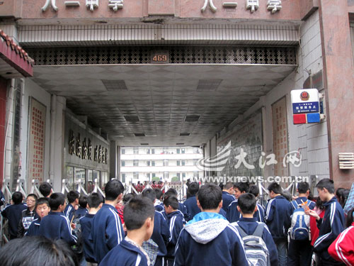 �·�ʱУ������Χ��ѧ��