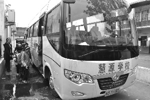 3月28日,河南省汝州市庙下镇慧源学校的学生正在排队上车。在汝州,很多民办学校都承受着校车压力。 3月28日,河南省汝州市庙下镇慧源学校的学生正在排队上车。在汝州,很多民办学校都承受着校车压力。