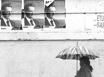 ͼΪ4��10�գ��ڷ��������ͷ��һ��Ů���߹�������ͳ�������˶����˺�ѡ��������ľ�ѡ�������»��緢