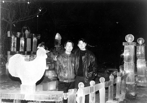 1991年春节前,商龙与黄大哥(左)在黑龙江的合影(商龙本人供图) 1991年春节前,商龙与黄大哥(左)在黑龙江的合影(商龙本人供图)