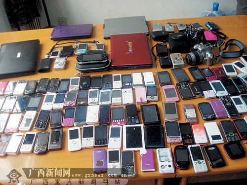 警方缴获大量手机、相机、笔记本电脑。记者 唐晓燕摄 警方缴获大量手机、相机、笔记本电脑。记者 唐晓燕摄