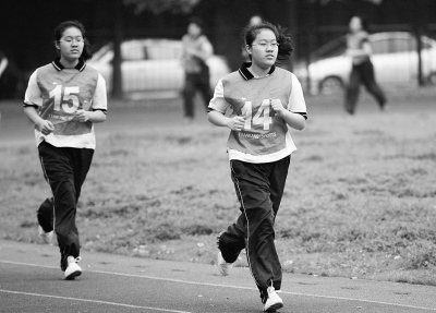 双胞胎学生周欣潞和周歆蕊参加体育中考。记者 金振强 摄 双胞胎学生周欣潞和周歆蕊参加体育中考。记者 金振强 摄