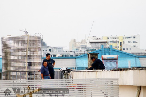 警方与男子进行谈判 警方与男子进行谈判