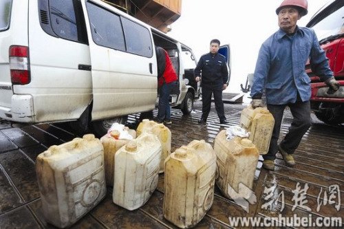 图为:办案民警昨日向受害司机发还2.2吨柴油 记者魏铼摄 图为:办案民警昨日向受害司机发还2.2吨柴油 记者魏铼摄