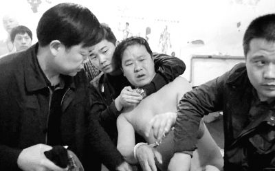 黄陂警方在唐山一澡堂抓获“三坨肉”李红生。通讯员摄自抓捕现场 黄陂警方在唐山一澡堂抓获“三坨肉”李红生。通讯员摄自抓捕现场
