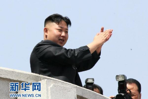 4月15日,在朝鲜首都平壤举行的阅兵式上,朝鲜国家最高领导人金正恩向现场群众致意。当日,朝鲜在金日成广场举行盛大阅兵式,庆祝金日成诞辰100周年。朝鲜国家最高领导人金正恩出席阅兵式并发表演讲。 新华社记者张利摄 4月15日,在朝鲜首都平壤举行的阅兵式上,朝鲜国家最高领导人金正恩向现场群众致意。当日,朝鲜在金日成广场举行盛大阅兵式,庆祝金日成诞辰100周年。朝鲜国家最高领导人金正恩出席阅兵式并发表演讲。 新华社记者张利摄
