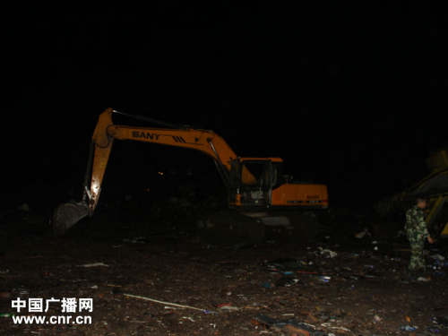 准备进行大型机器清理废墟搜寻遇难者遗体 准备进行大型机器清理废墟搜寻遇难者遗体