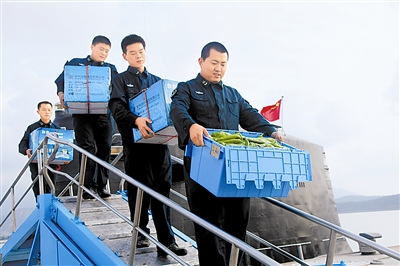 上图:远航归来的官兵将剩余的新鲜蔬菜搬下潜艇。张庆洲摄 上图:远航归来的官兵将剩余的新鲜蔬菜搬下潜艇。张庆洲摄