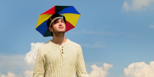 英国男孩马特·威尔克斯戴着一顶神奇的伞状帽子 英国男孩马特·威尔克斯戴着一顶神奇的伞状帽子