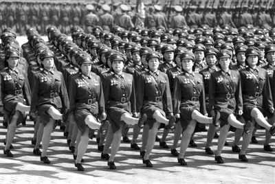 4月15日,在朝鲜首都平壤举行的阅兵式上,队列方阵通过主席台接受检阅。 新华社记者 张利 摄 4月15日,在朝鲜首都平壤举行的阅兵式上,队列方阵通过主席台接受检阅。 新华社记者 张利 摄