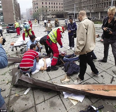 2011年7月22日,奥斯陆,警方移动爆炸案遇害者尸体 2011年7月22日,奥斯陆,警方移动爆炸案遇害者尸体