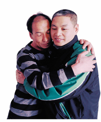 商龙(右)与黄大哥紧紧相拥 商龙(右)与黄大哥紧紧相拥
