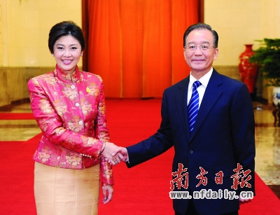 17日,温家宝在北京人民大会堂与泰国总理英拉举行会谈。 新华社发 17日,温家宝在北京人民大会堂与泰国总理英拉举行会谈。 新华社发