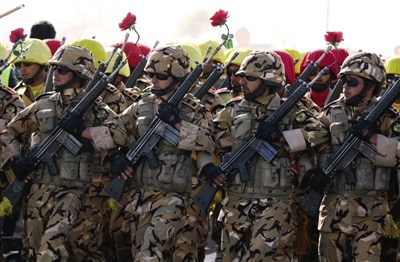 4月17日,德黑兰,伊朗士兵参加阅兵仪式.