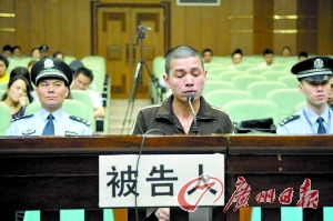 陈光日坐在被告席上。记者黎旭阳 通讯员袁舒伊 摄 陈光日坐在被告席上。记者黎旭阳 通讯员袁舒伊 摄