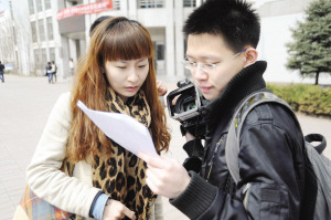 拍摄前与演员核对剧本 拍摄前与演员核对剧本