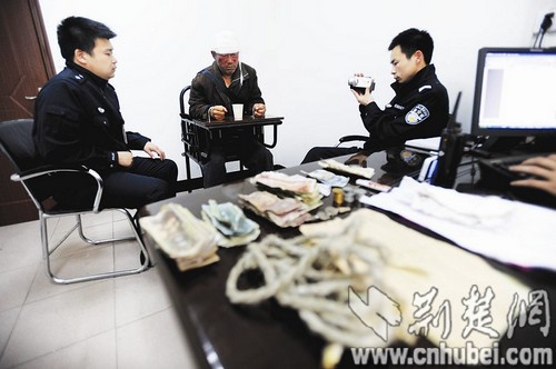 嫌疑人接受审讯 (记者邹斌摄) 嫌疑人接受审讯 (记者邹斌摄)