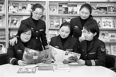 图为女翻译军官们在业务学习室。 陈鹏鹏摄 图为女翻译军官们在业务学习室。 陈鹏鹏摄