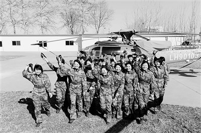 图为女机务兵见习归来。周敬波摄 图为女机务兵见习归来。周敬波摄